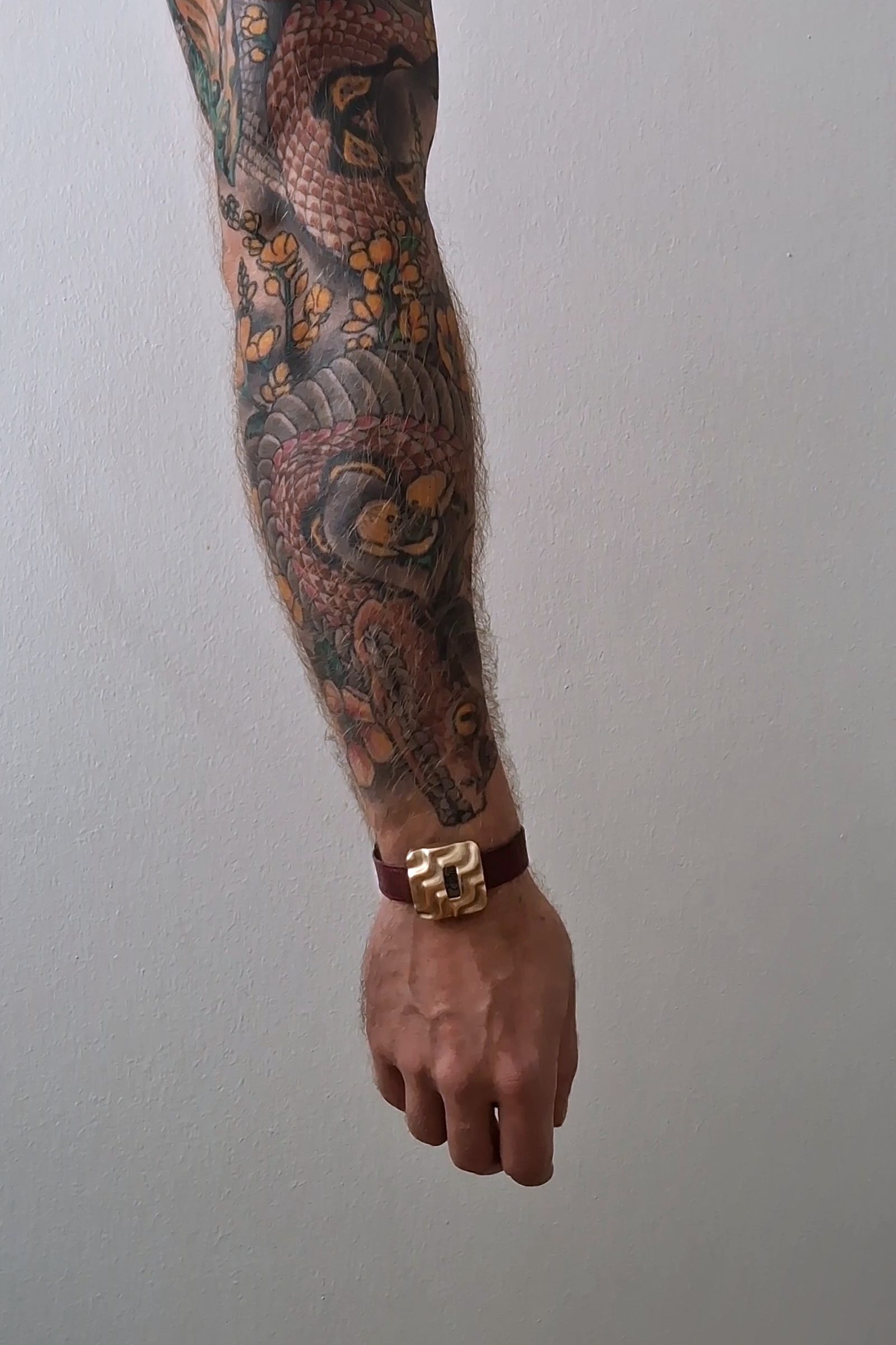 Askja on the wrist of a hanging arm, the whole forearm in view